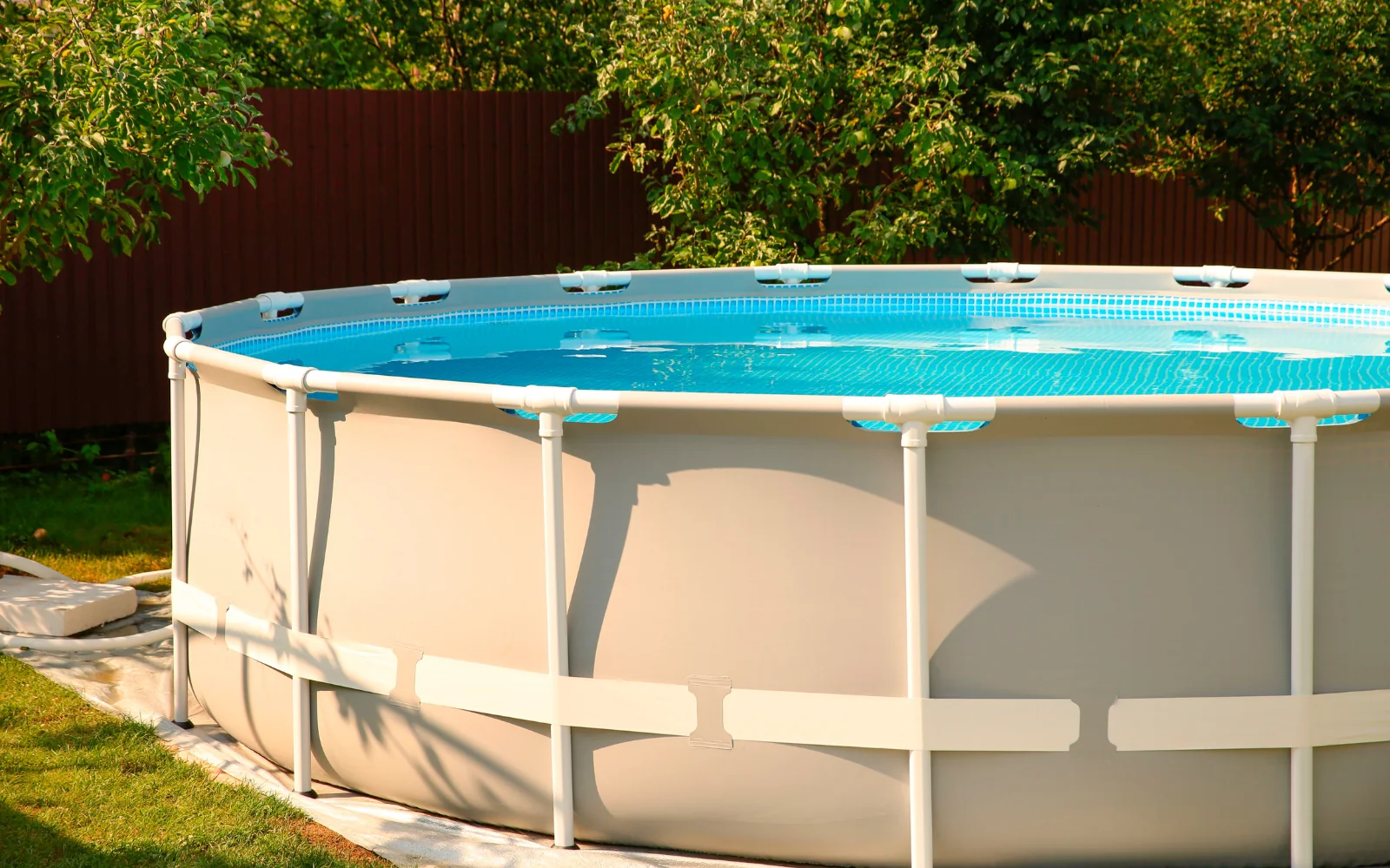 Frame-Aufstellpool in einem Garten