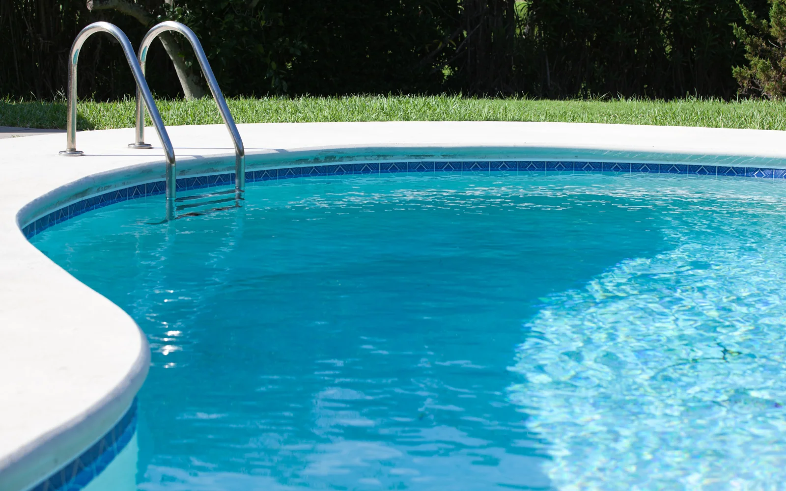 Eingelassener Swimmingpool mit Poolleiter