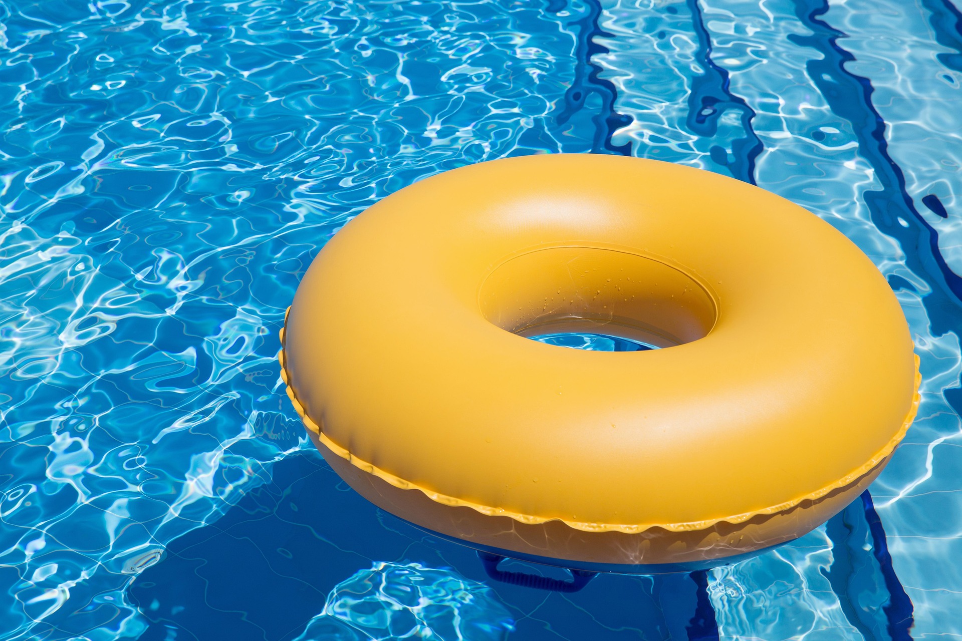 Blaues Poolwasser mit gelbem Schwimmring